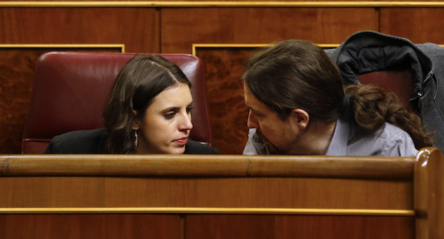 El líder de Podemos, Pablo Iglesias, conversa con la portavoz parlamentaria del partido, Irene Montero. 