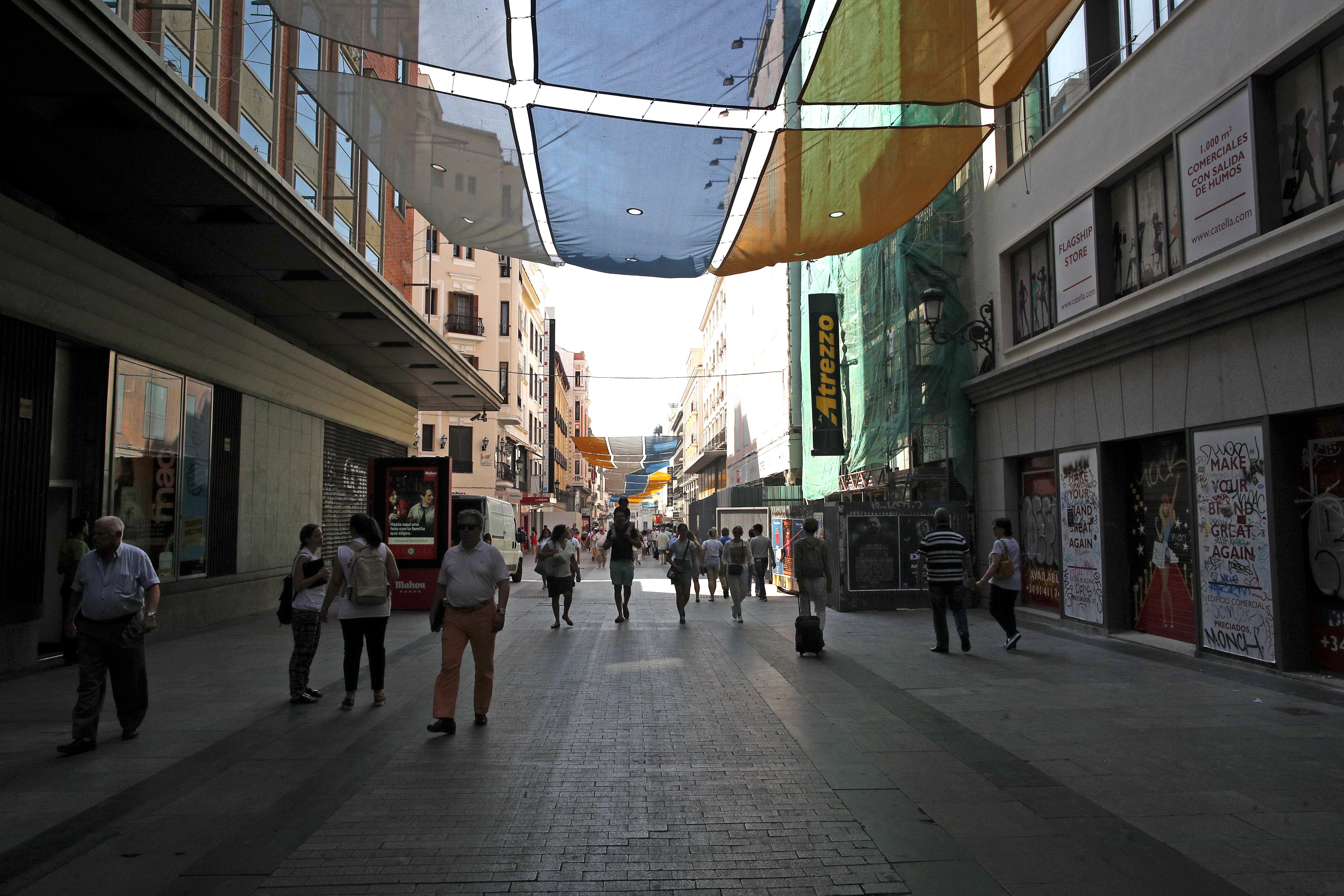 Turistas y vecinos de la zona Centro de Madrid pasean por la calle Preciados. EP