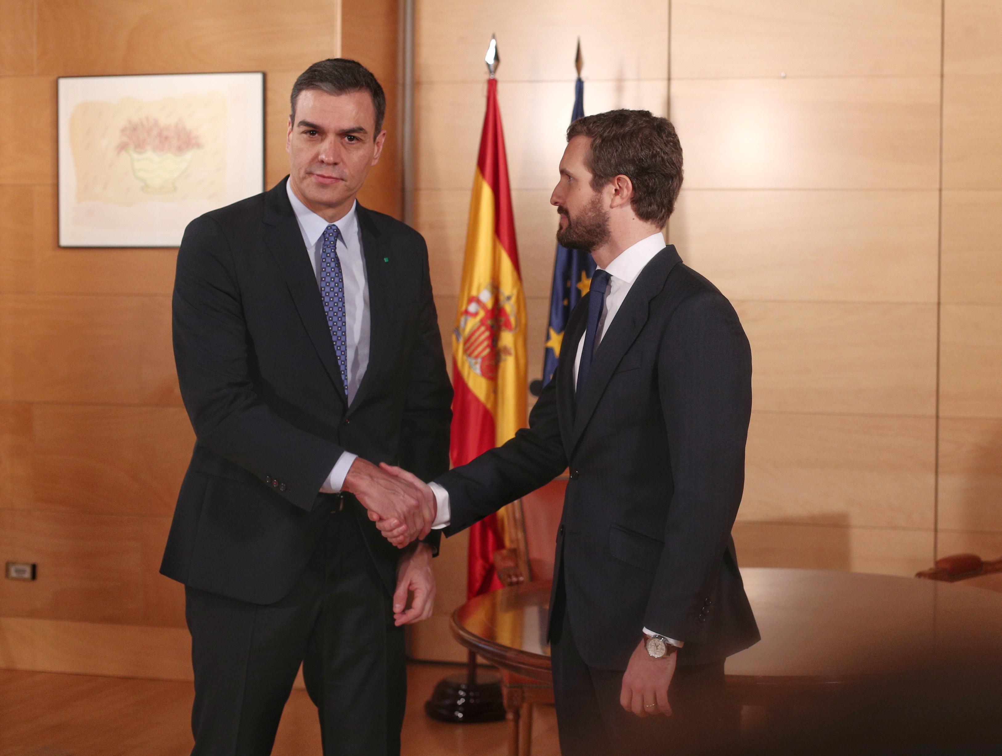 EuropaPress 2551157 El presidente del Gobiero en funciones Pedro Sánchez (izq) y el presidente del PP Pablo Casado (dech) se saludan momentos antes de su reunión en el Congreso de los Diputados en Madrid (Españ
