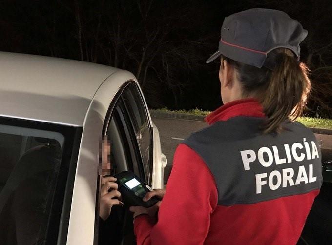 Una policía foral realiza una prueba de consumo de alcohol a un conductor. EP