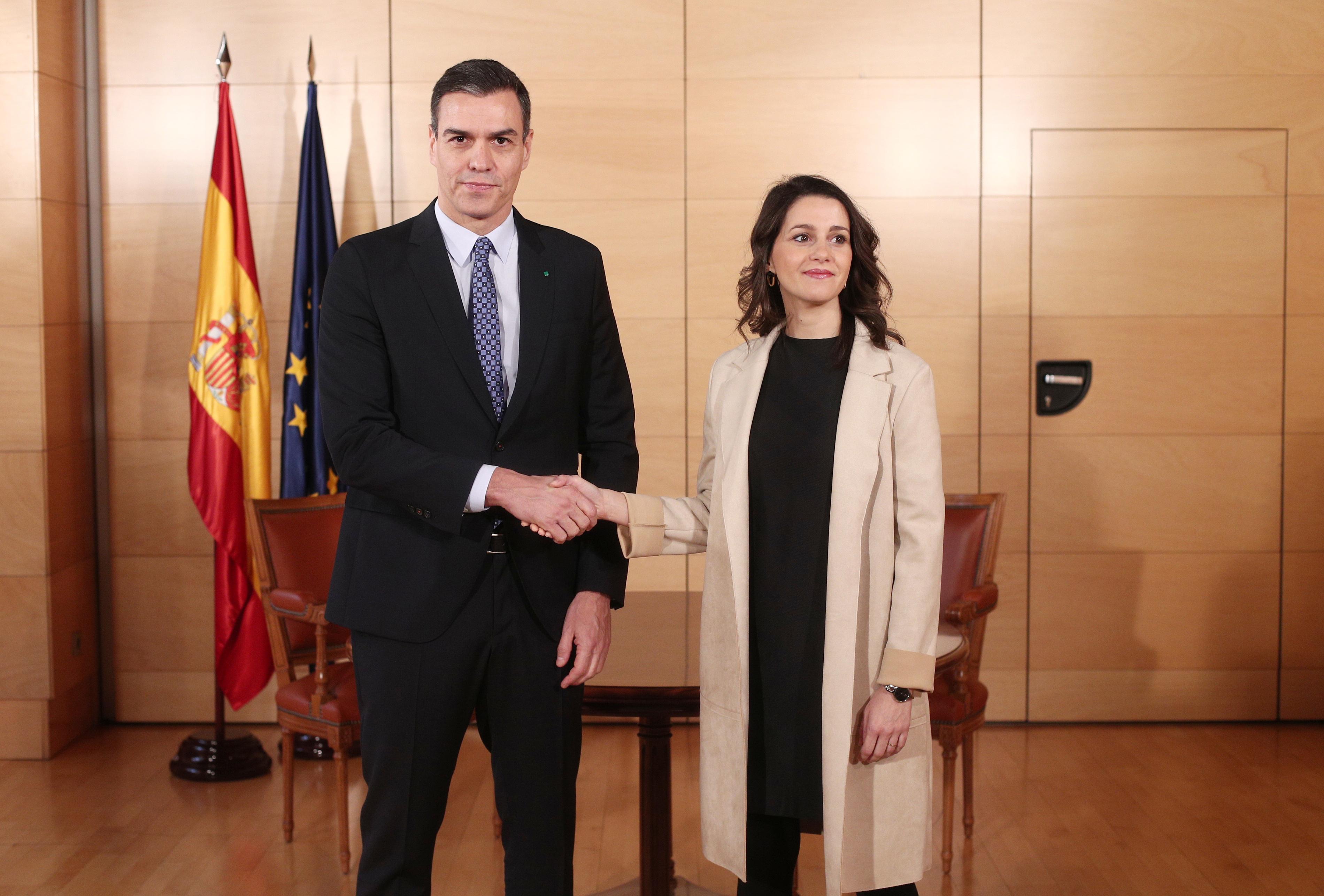 Pedro Sánchez junto a Inés Arrimadas en el Congreso de los Diputados. Europa Press.