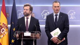 Los diputados de Vox Iván Espinosa de los Monteros y Javier Ortega Smith en una rueda de prensa en el Congreso. Europa Press