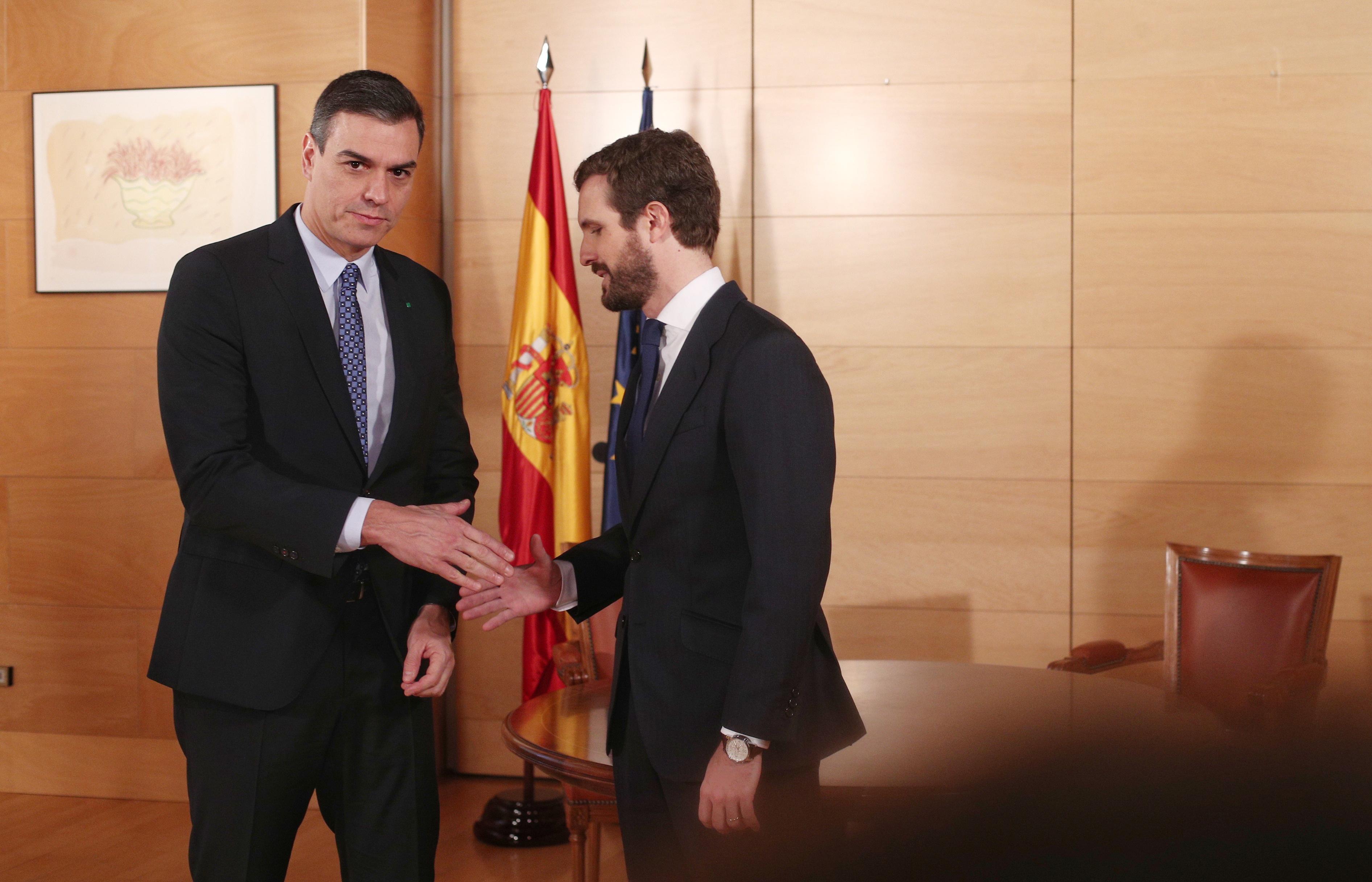 El presidente del Gobierno en funciones Pedro Sánchez (izq) y el presidente del PP Pablo Casado (dech) se saludan momentos antes de su reunión en el Congreso de los Diputados en Madrid (España) a