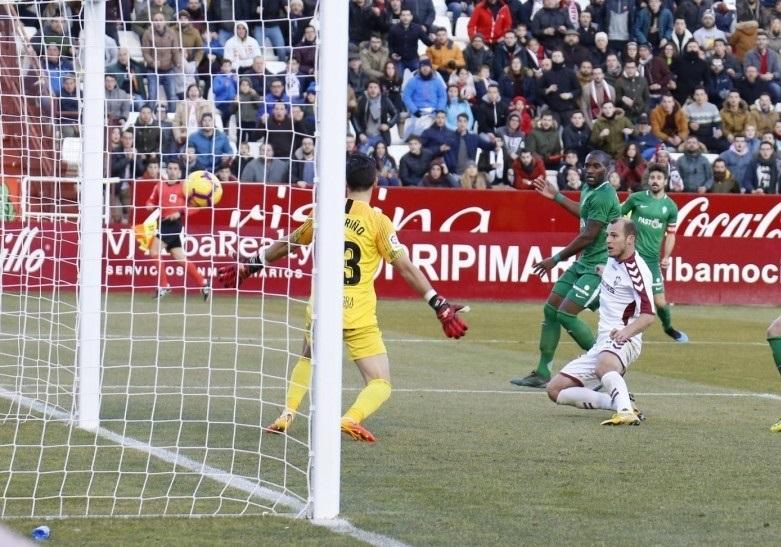 Zozulya durante un partido entre el Albacete y el Sporting de Gijón. Fuente: Europa Press.
