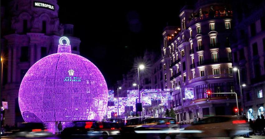 Adorno navideño en el cruce de Gran Vía y Alcalá en Madrid. Telemadrid