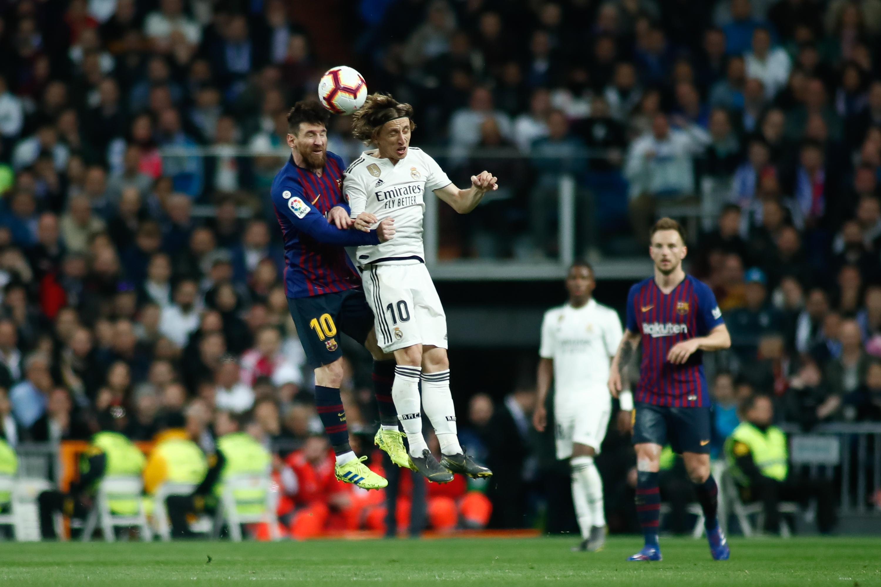 Lionel Messi y Luka Modric disputan una pelota durante el Clásico del año pasado. Fuente: Europa Press.