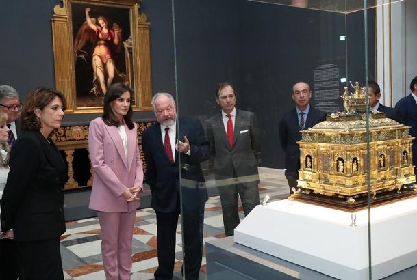 La Reina visita la exposición La otra Corte de la Casa de Austria
