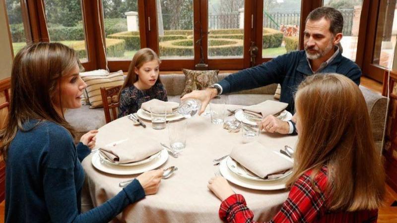 Los Reyes con sus hijas a la mesa. Fuente Casa Real