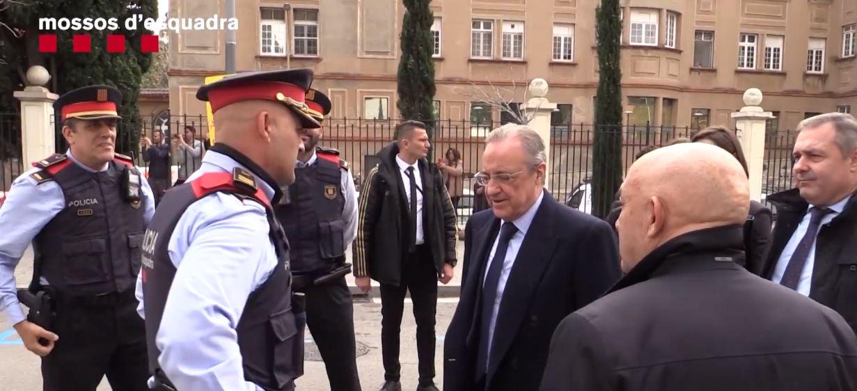 Florentino con los Mossos d´Esquadra antes del Clásico