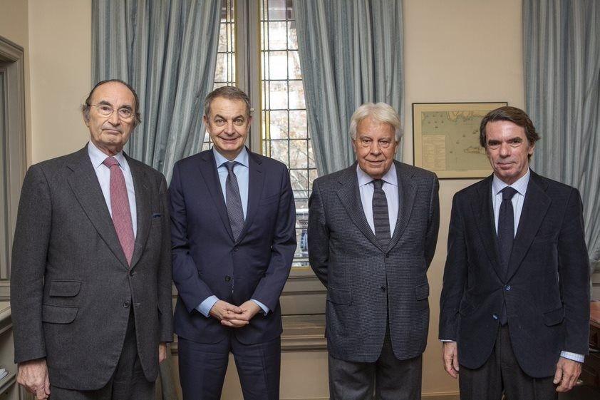 El presidente del Real Instituto Elcano Emilio Lamo de Espinosa con los expresidentes del Gobierno José Luis Rodríguez Zapatero Felipe González y José María Aznar