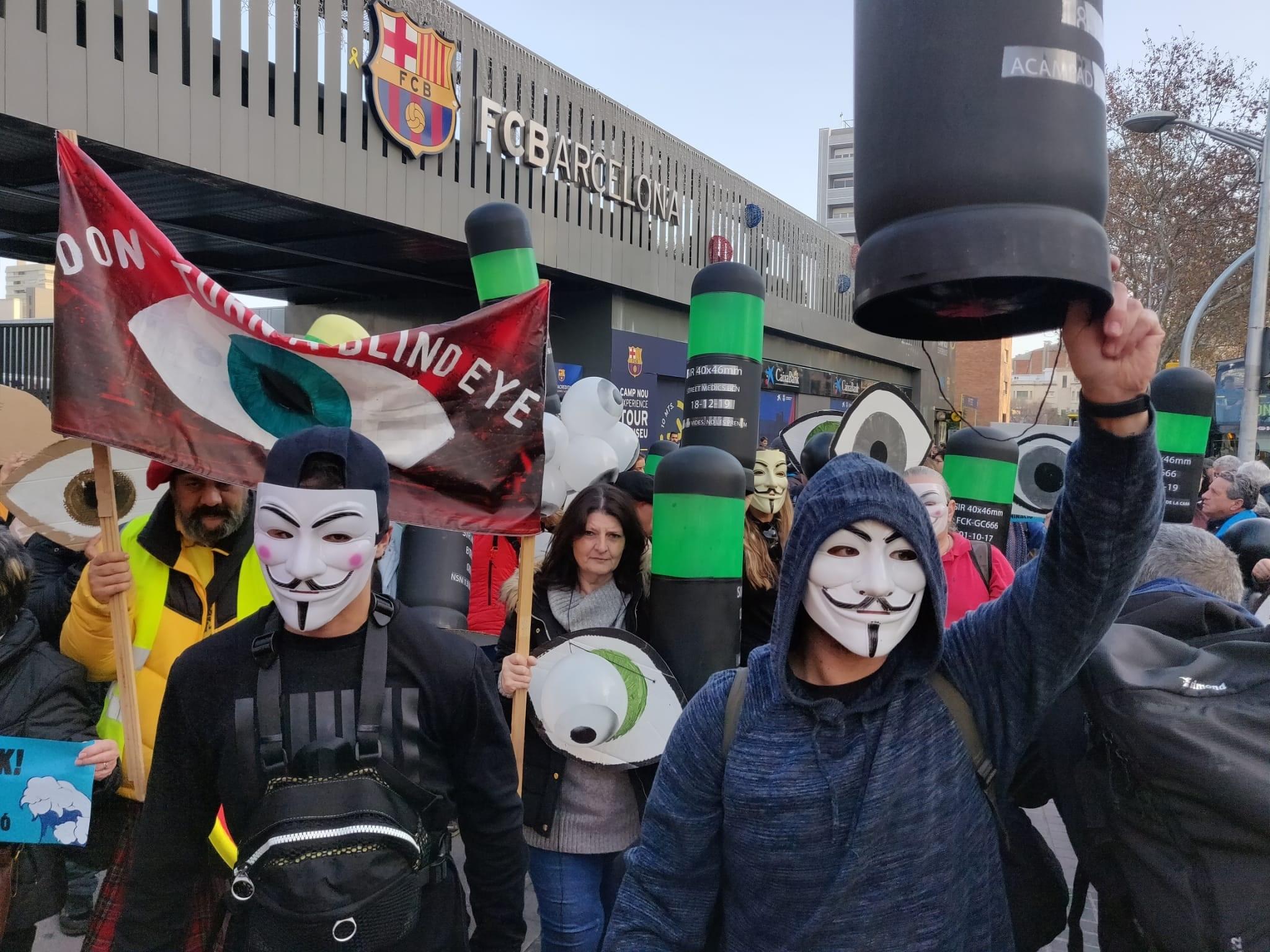 Tsunami se concentra a las puertas del Camp Nou para pedir diálogo libertad y autodeterminación 