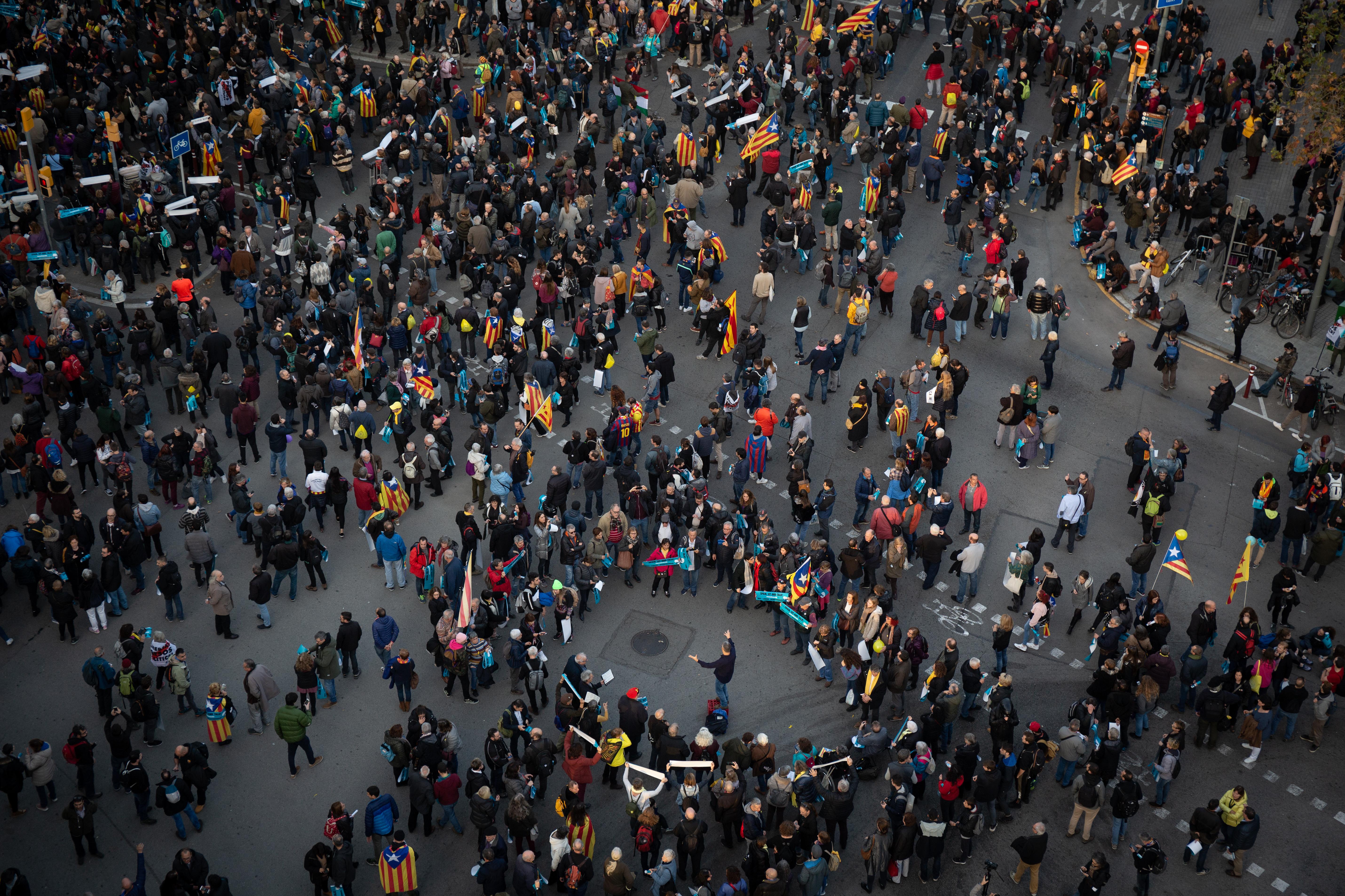 Una multitud de asistentes realizan un círculo durante la manifestación convocada por Tsunami Democratic por el partido entre el FC Barcelona y Real Madrid junto al Camp Nou Barcelona Catalunya 