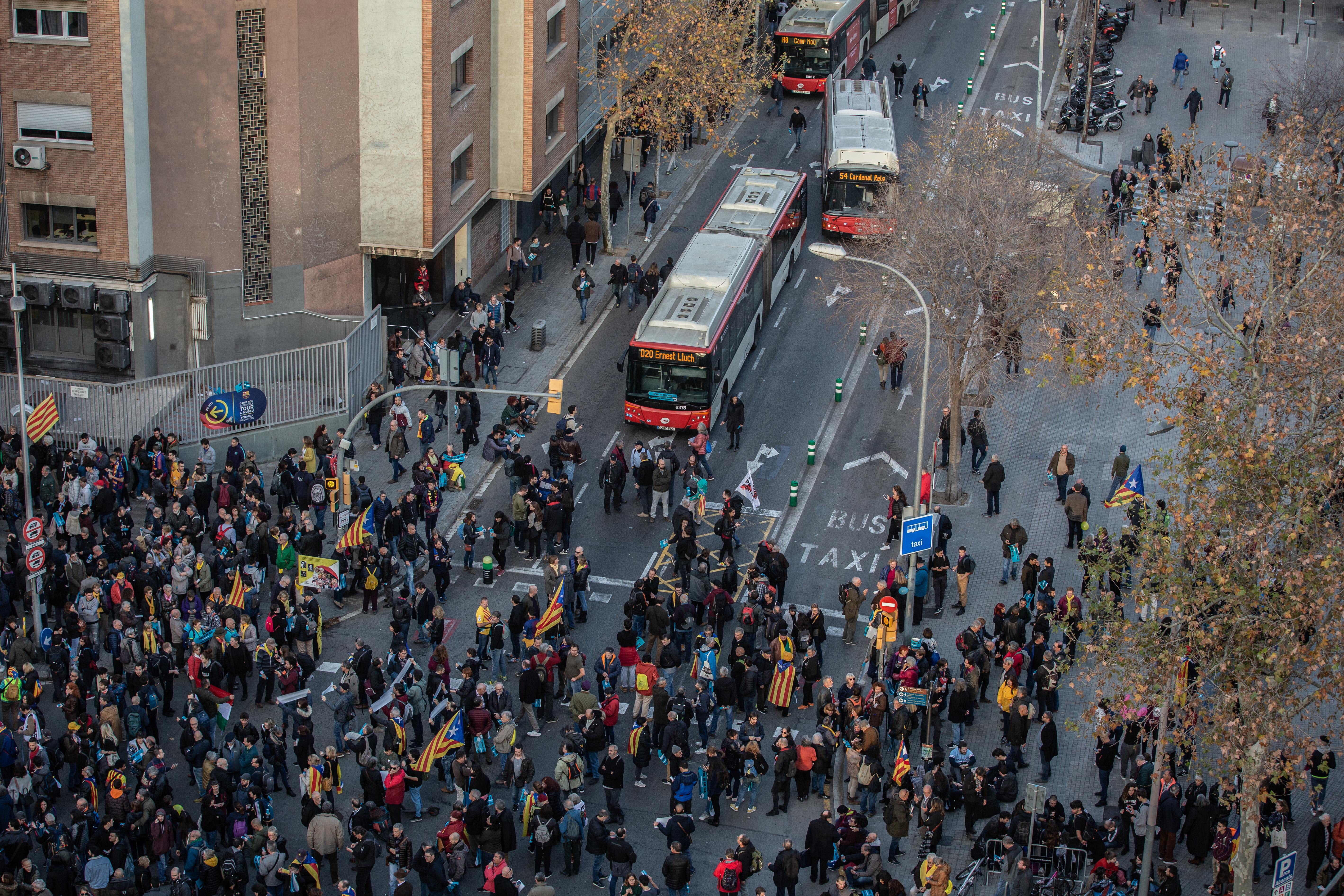 Comienzan a llegar los primeros asistentes a la manifestación convocada por Tsunami Democratic con motivo del partido entre el FC Barcelona y Real Madrid junto al Camp Nou Barcelona Catalunya (E