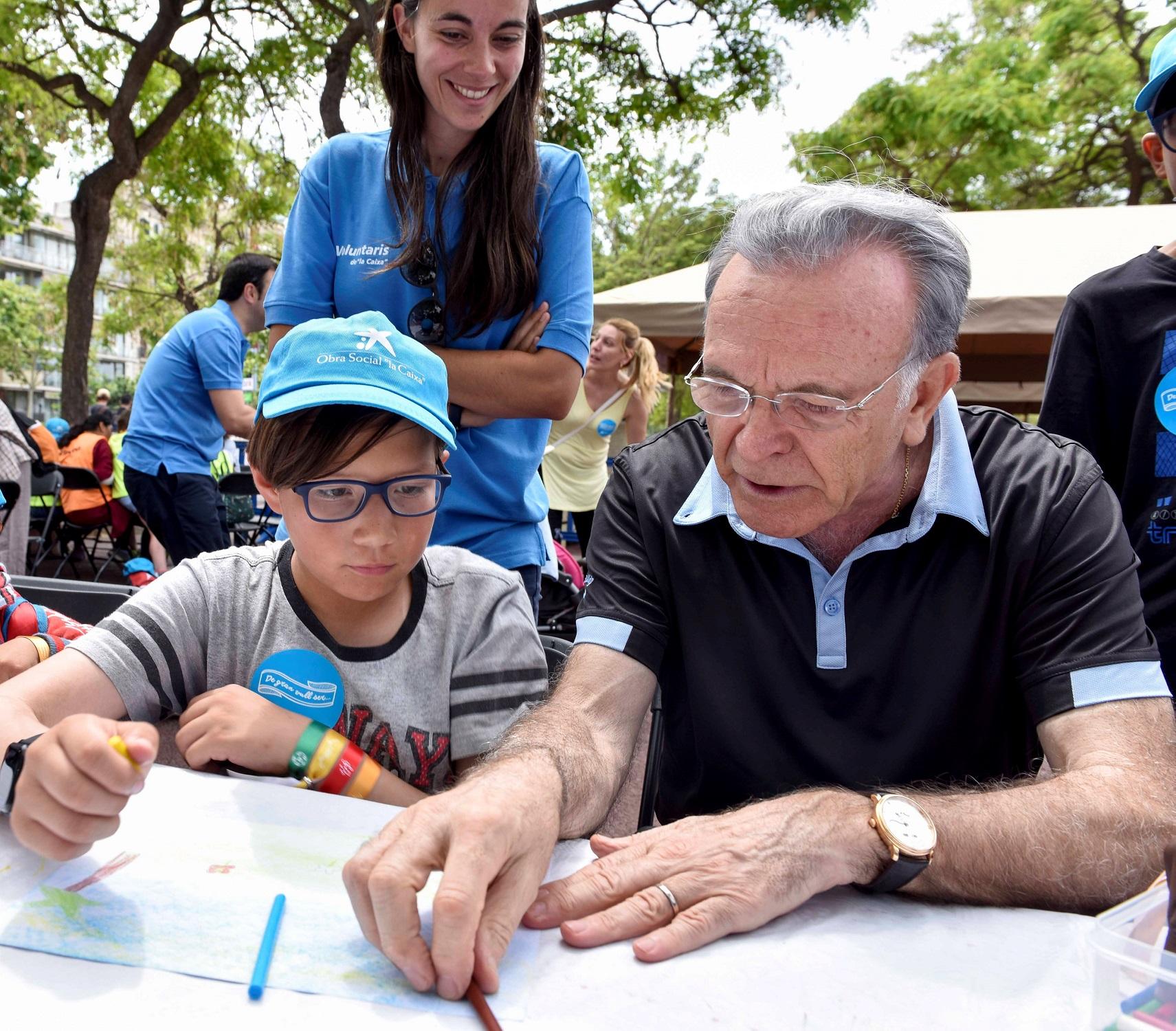 el presidente de la fundacion bancaria la caixa isidro faine el dia del voluntario de la caixa con ninos y ninas benefi