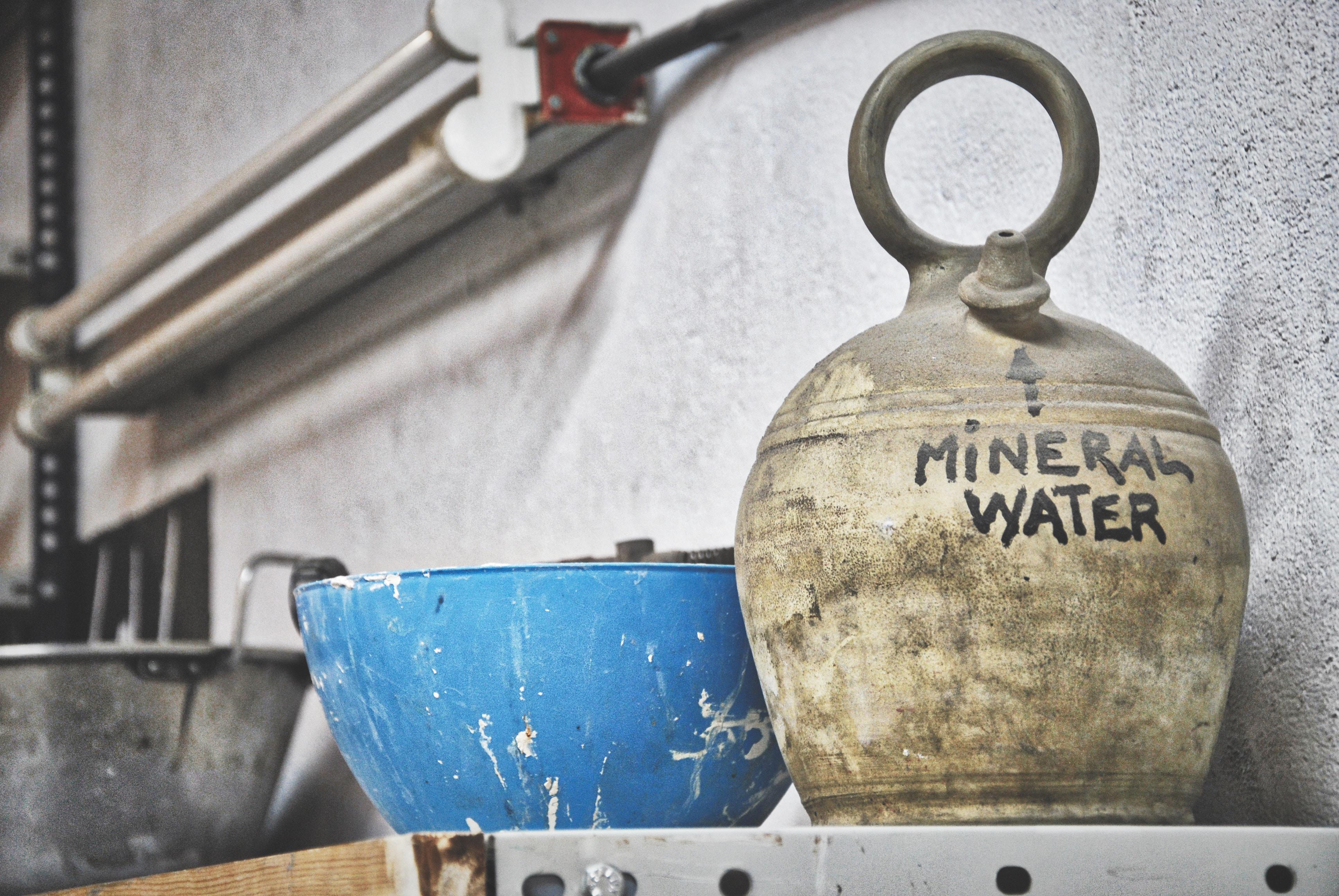 Un botijo con "agua mineral" Luismi Sánchez Unsplash