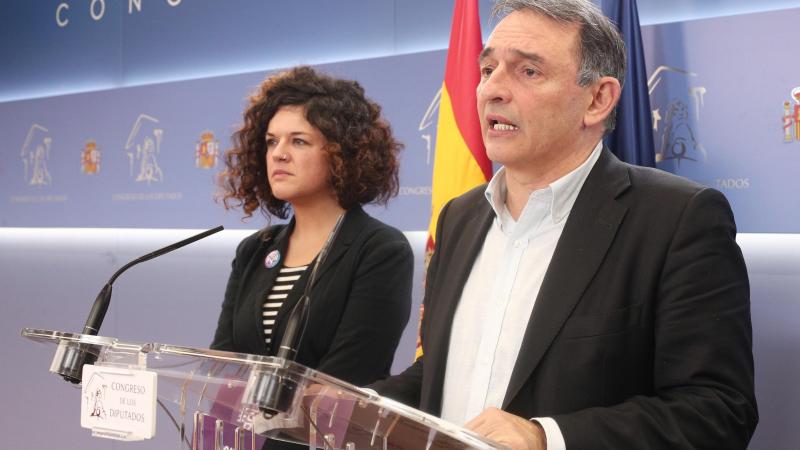 Los diputados de Unidas Podemos en el Congreso de los Diputados Sofía Fernández Castañón y Enrique Santiago intervienen para presentar la denuncia. Fuente: EP.