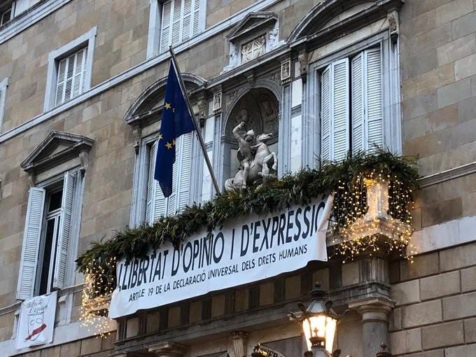 La bandera de la UE colgada de la fachada de la Generalitat. Europa Press.