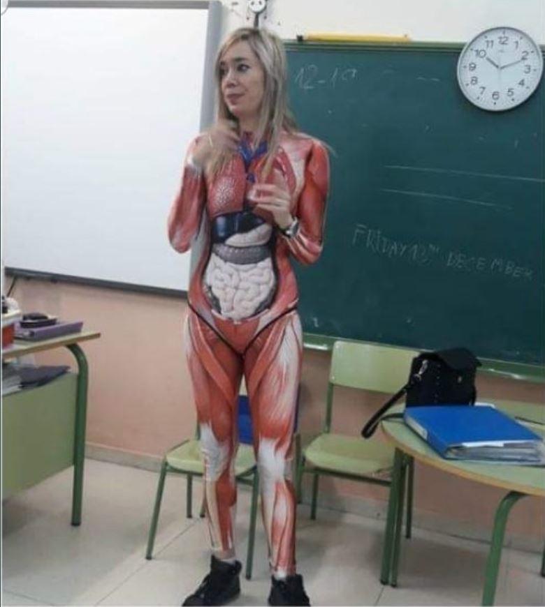 Verónica Duque impartiendo su clase sobre anatomía de forma original 