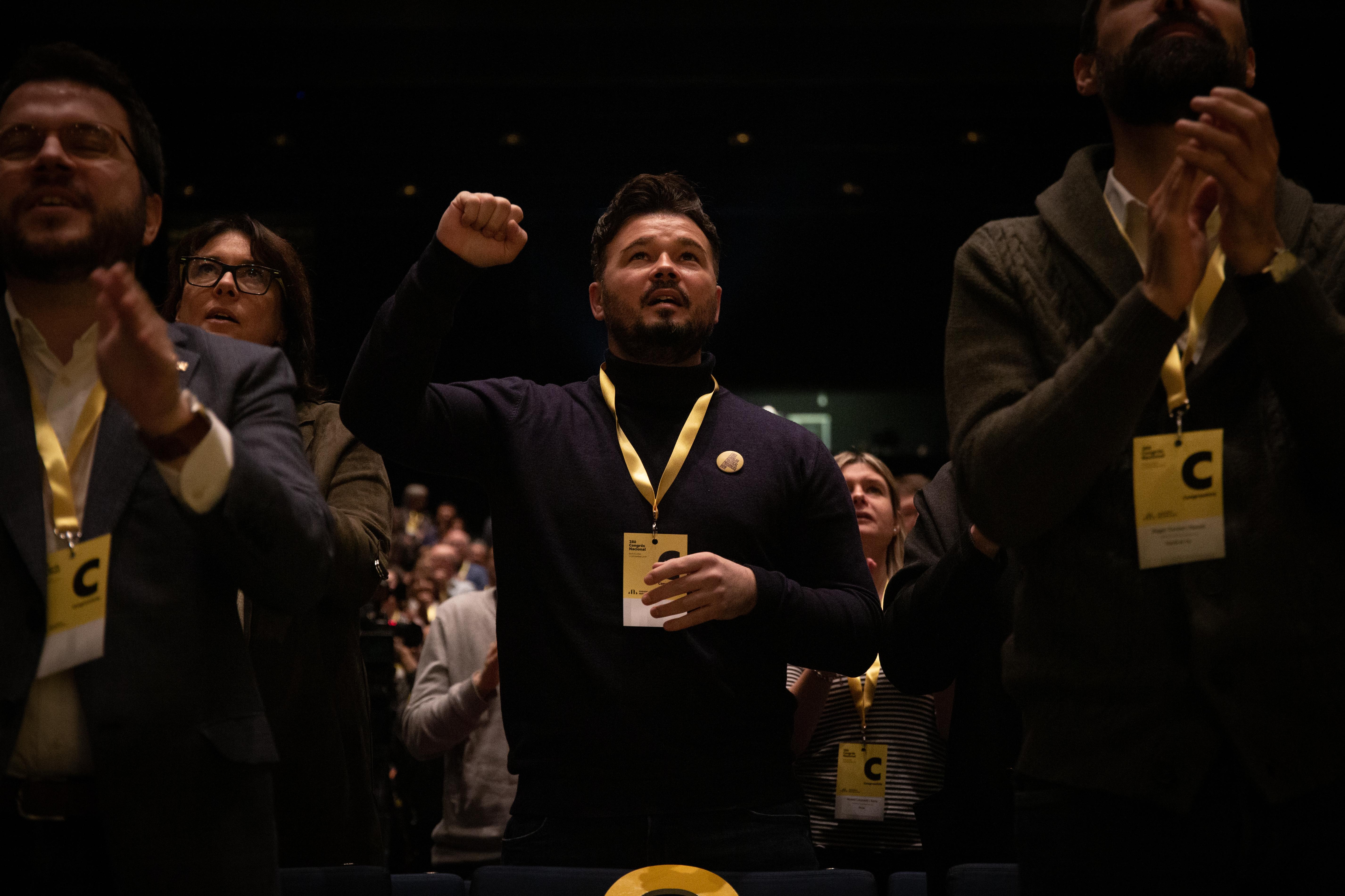 El político de ERC Gabriel Rufián levanta el puño derecho en el 28 Congreso Nacional de ERC en Barcelona a 21 de diciembre de 2019