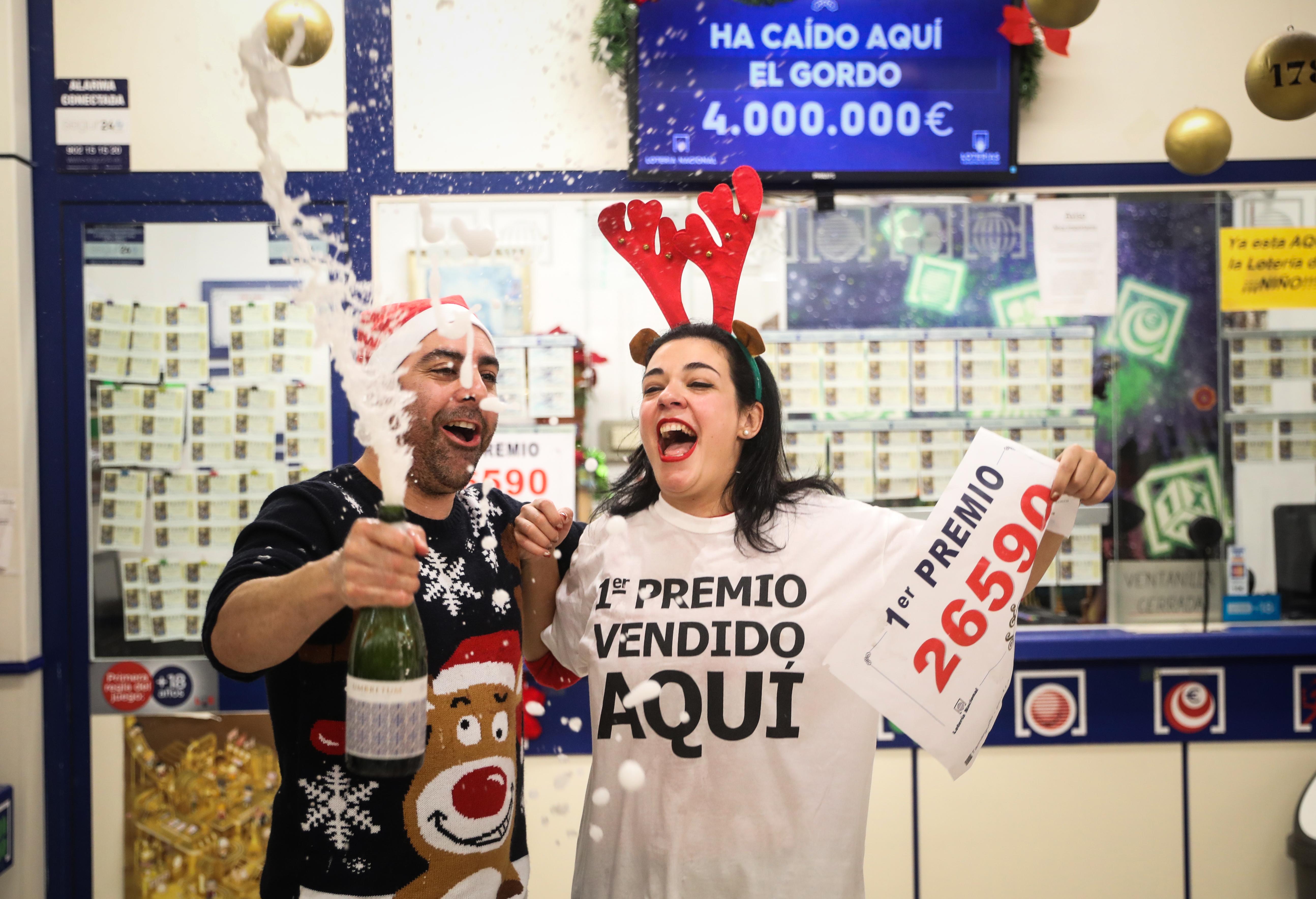 Una administración de Lotería celebra haber vendido el primer premio de la Lotería de Navidad. 