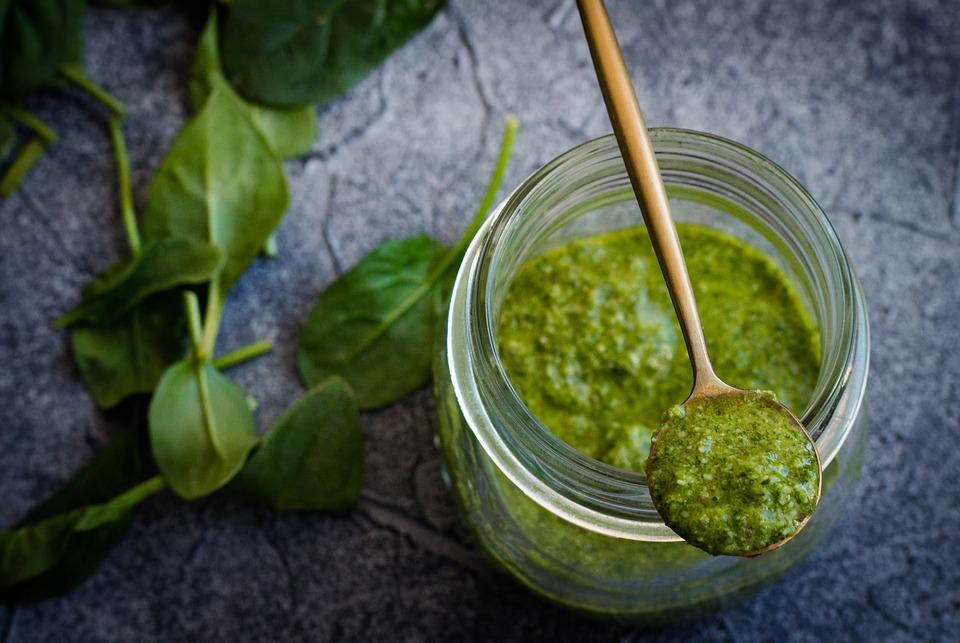 Una foto de un tarro de salsa 'pesto'