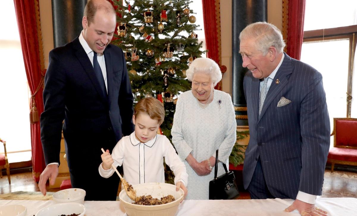 El Príncipe Guillermo, el Príncipe Jorge, la Reina Isabel II y el Príncipe Carlos en el Palacio de Buckingham. Twitter de la Royal British Legion