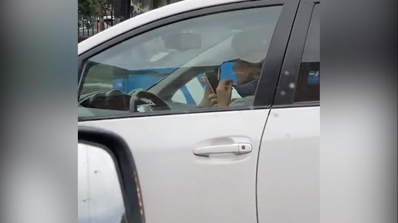 Esperanza Aguirre hablando por el móvil en el coche. Fuente: Twitter.