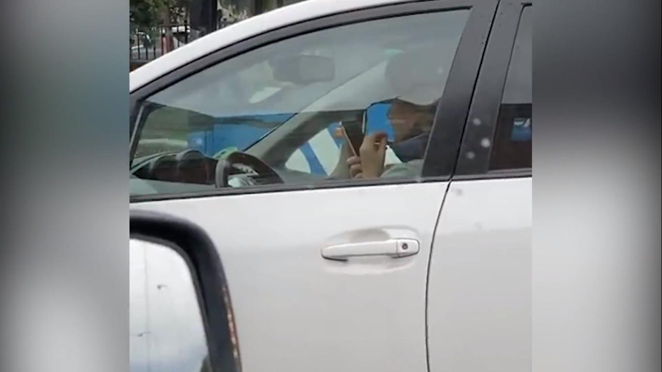 Esperanza Aguirre hablando por el móvil en el coche. Fuente: Twitter.