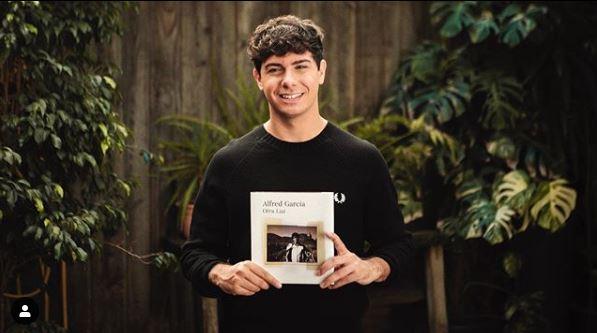 Alfred García presenta su último trabajo, el libro de poemas 'Otra Luz'. Instagram