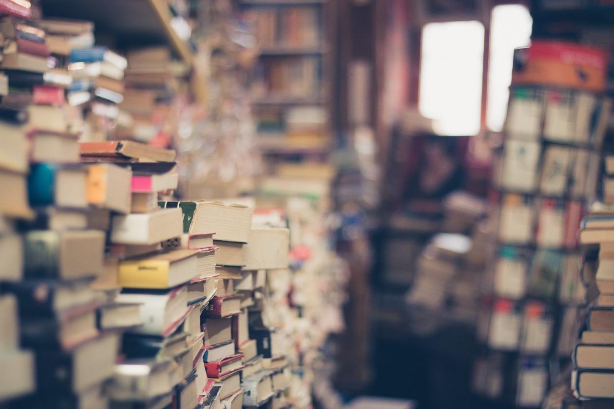 Fotografía con una pila de libros