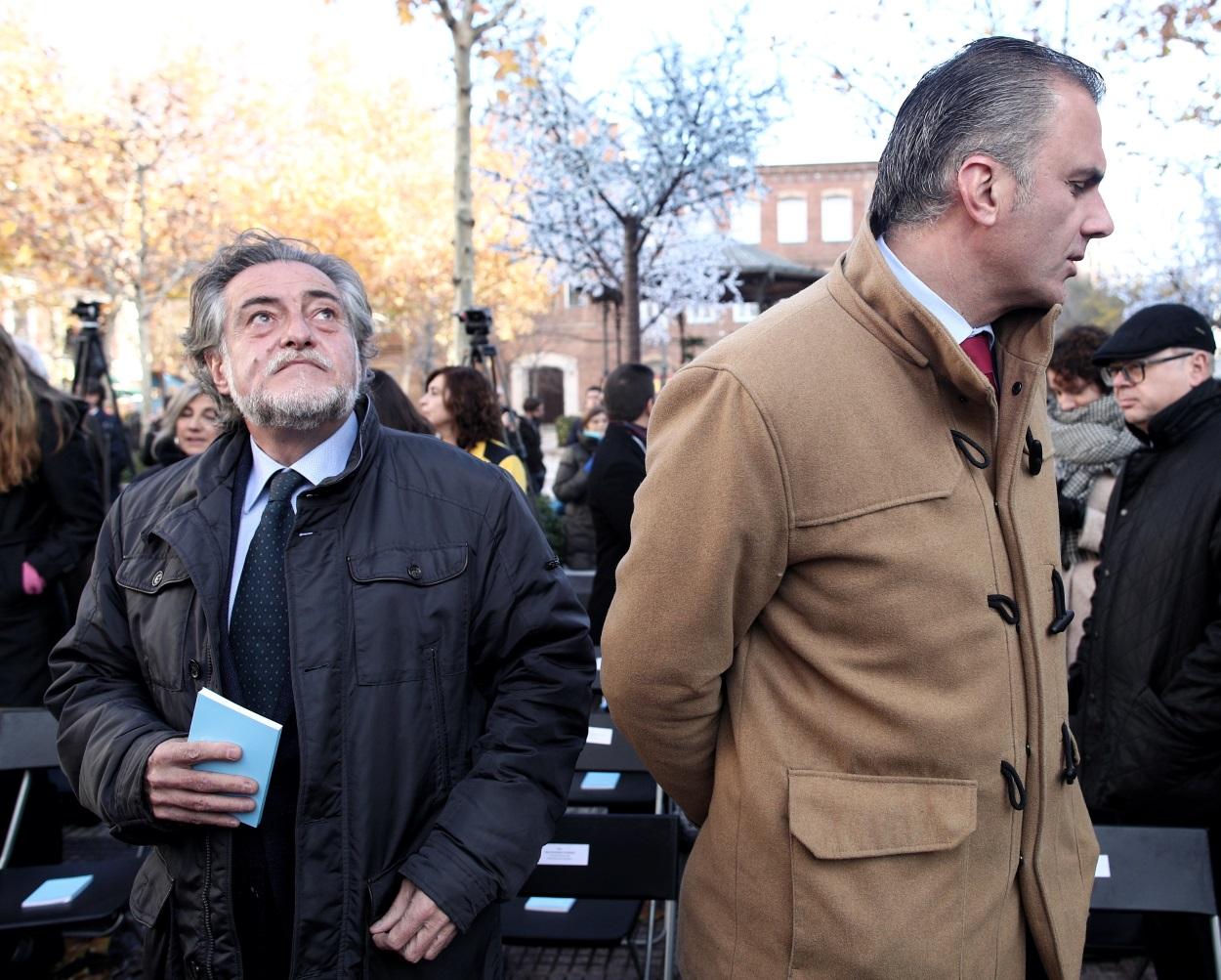El portavoz del PSOE en el Ayuntamiento de Madrid, Pepu Hernández (i) y el secretario general de Vox y portavoz del partido en el Ayuntamiento de Madrid, Javier Ortega Smith (d)