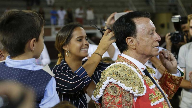 La hija de José Ortega Cano, Gloria Camila, le corta la coleta al torero. 