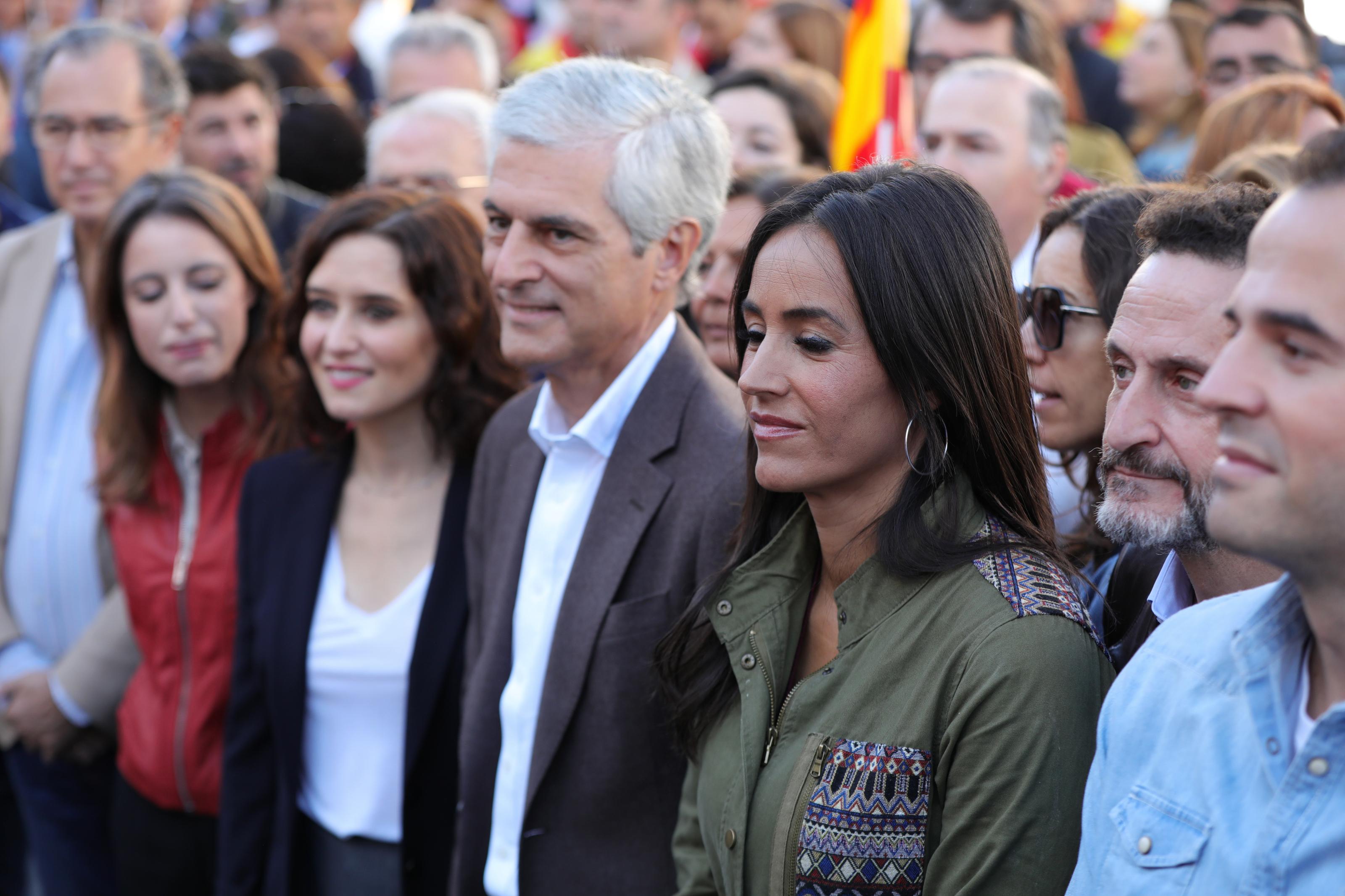 Isabel Díaz Ayuso y Begoña Villacís junto a otros miembros de sus partidos. Fuente: Europa Press.