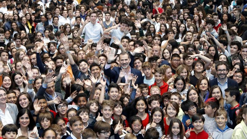 El Rey junto a los niños de la Fundación Cotec. © Casa de S.M. el Rey