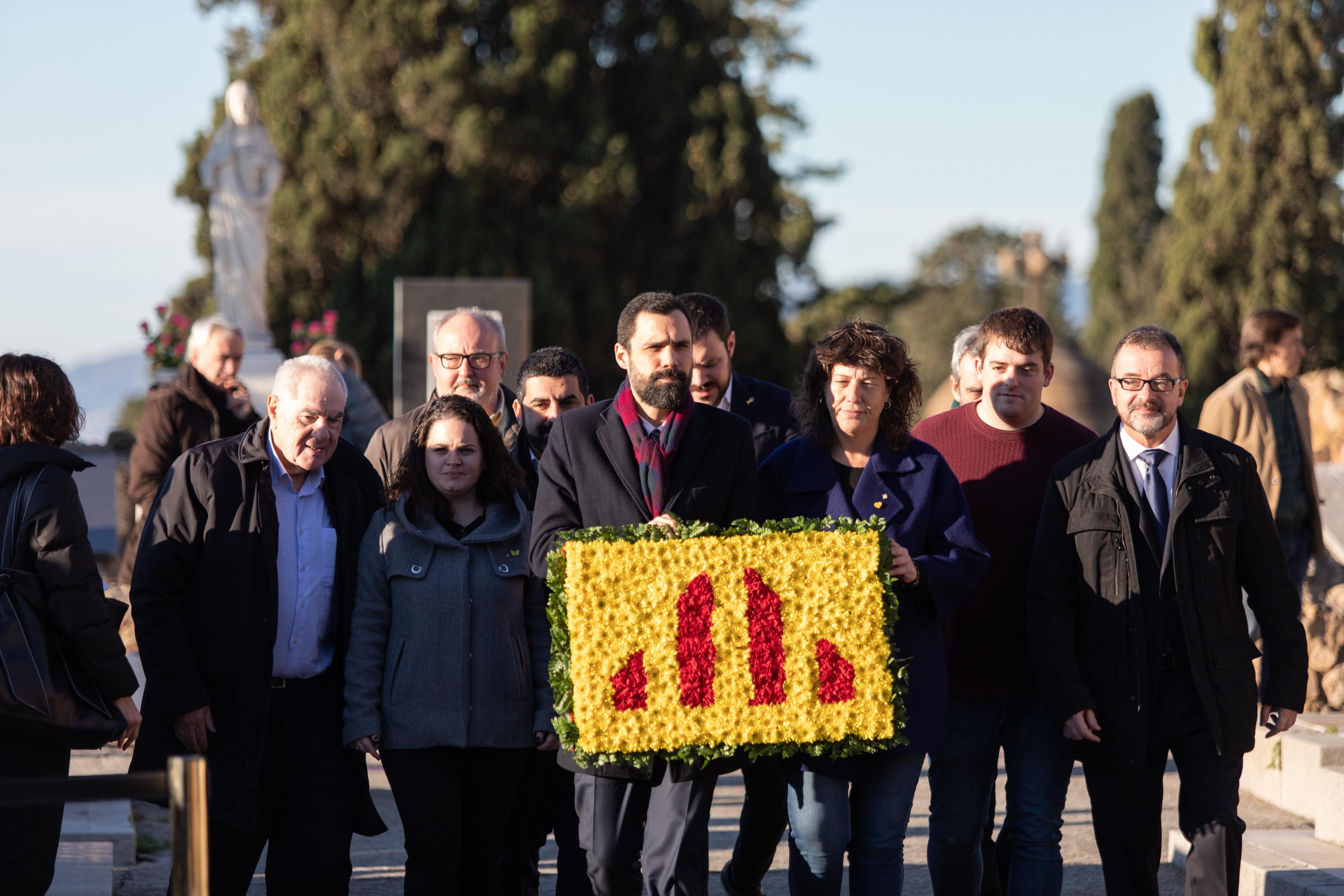 Miembros de ERC como Ernest Maragall Roger Torrent y Josep Costa participan en la ofrenda floral a la tumba de Francesc Macià en Montjuic (Barcelona) a 25 de diciembre de 2019. EP 
