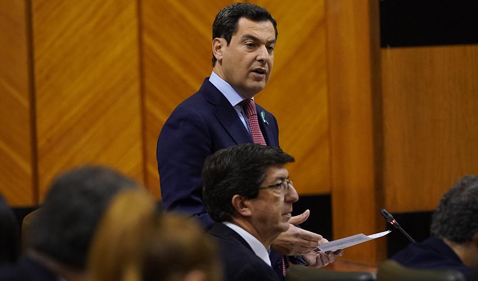 El presidente Juanma Moreno, en el Parlamento junto al vicepresidente Juan Marín.