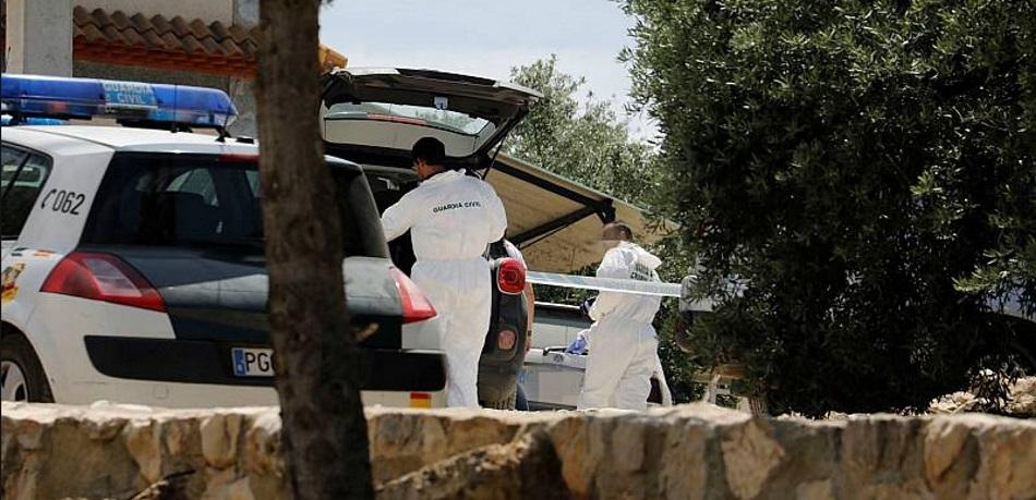 Agentes de la Guardia Civil ante el complejo Club La Costa World. TVE