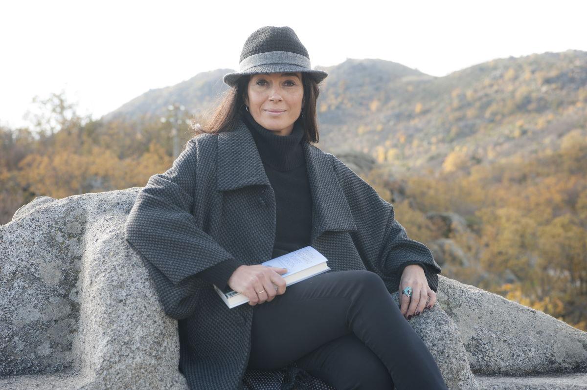 Cristina López Barrio, sentada en la silla de Felipe II, desde donde se puede divisar el Monte Abantos y el monasterio de El Escorial, donde la leyenda sitúa una de las siete puertas del infierno