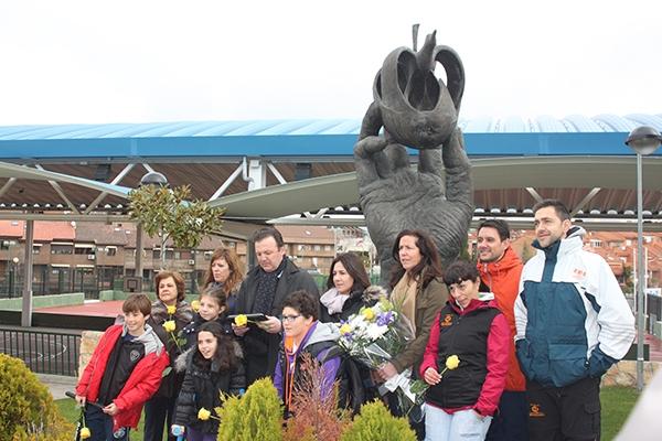 Varias personas rindiendo homenaje a las víctimas del 11-M en el monumento. Fuente: Ayuntamiento de San Agustín de Guadalix.