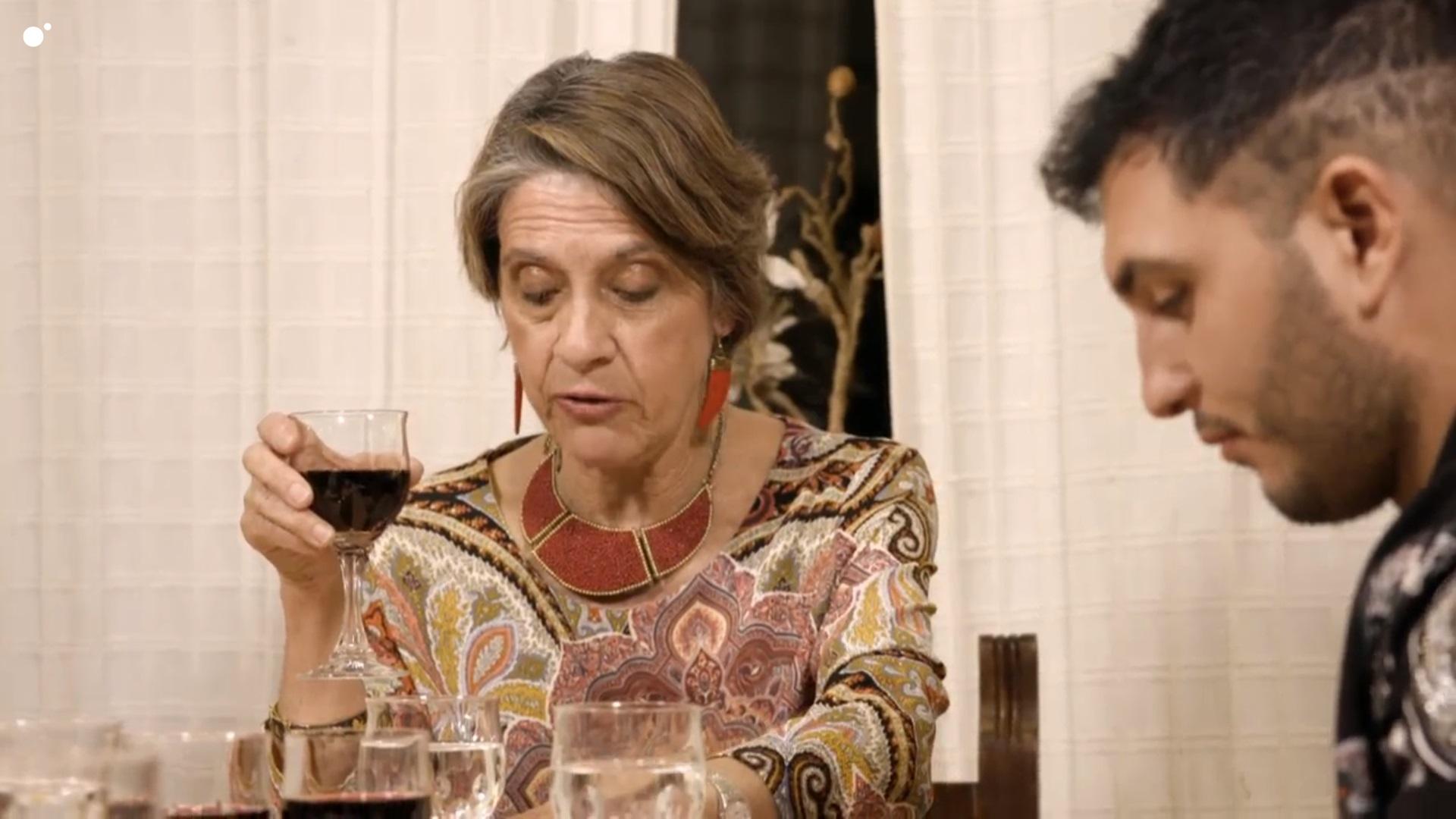 Pilar Gutiérrez y Omar Montes durante la cena en el programa de Cuatro 'Ven a Cenar Conmigo'. Cuatro