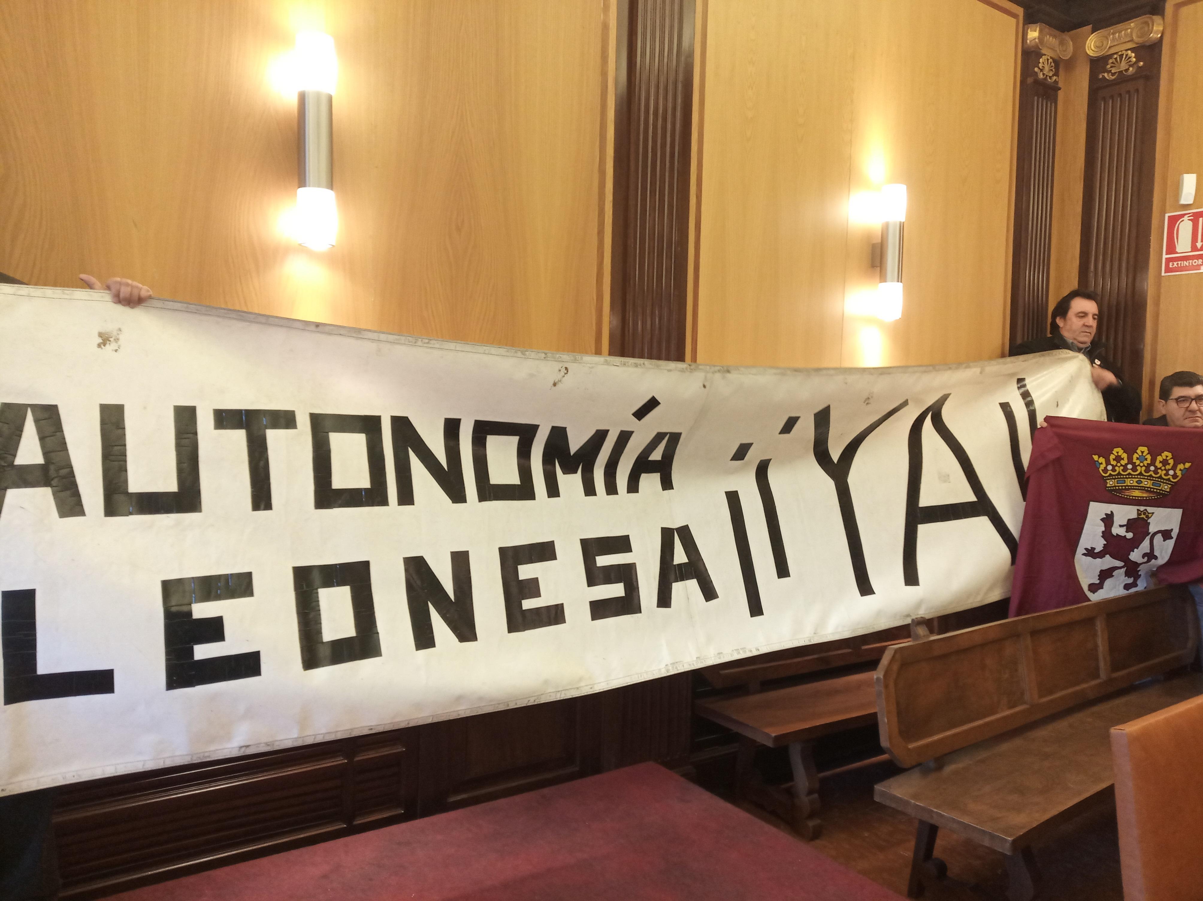 Pancarta desplegada en el pleno del Ayuntamiento de León en favor de la autonomía de la Región Leonesa 