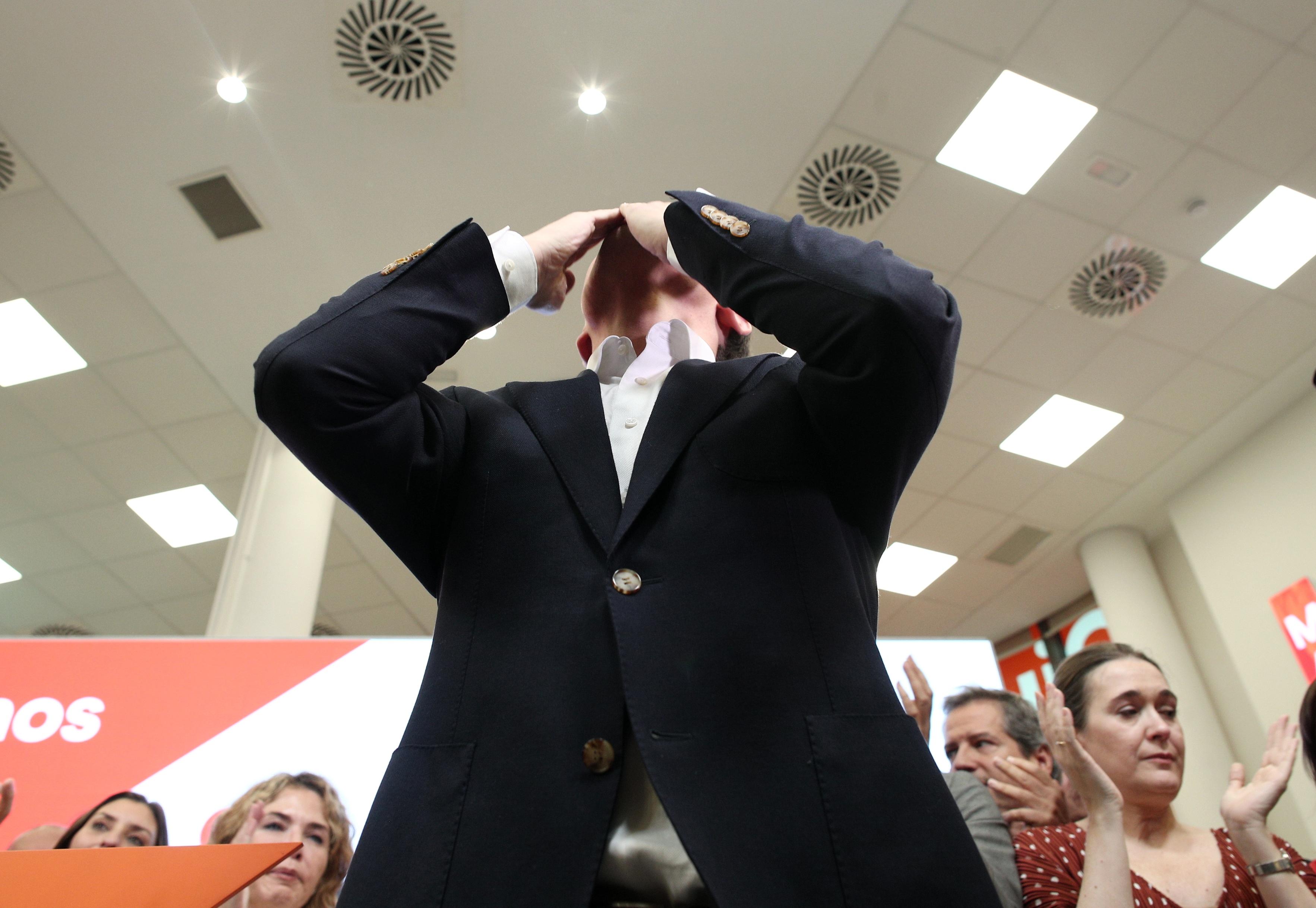 El presidente de Ciudadanos Albert Rivera lanza un beso en señal de agradecimiento tras anunciar su dimisión como presidente de Ciudadanos. Europa Press.