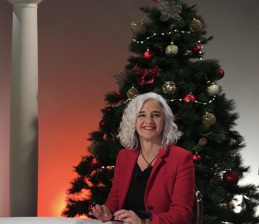 Meli Galarza posando con un árbol de Navidad