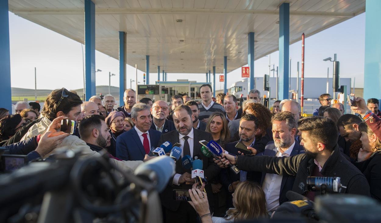 El ministro José Luis Ábalos, ayer anunciando el fin del peaje de la autopista Sevilla-Cádiz. MARÍA JOSÉ LÓPEZ/EP