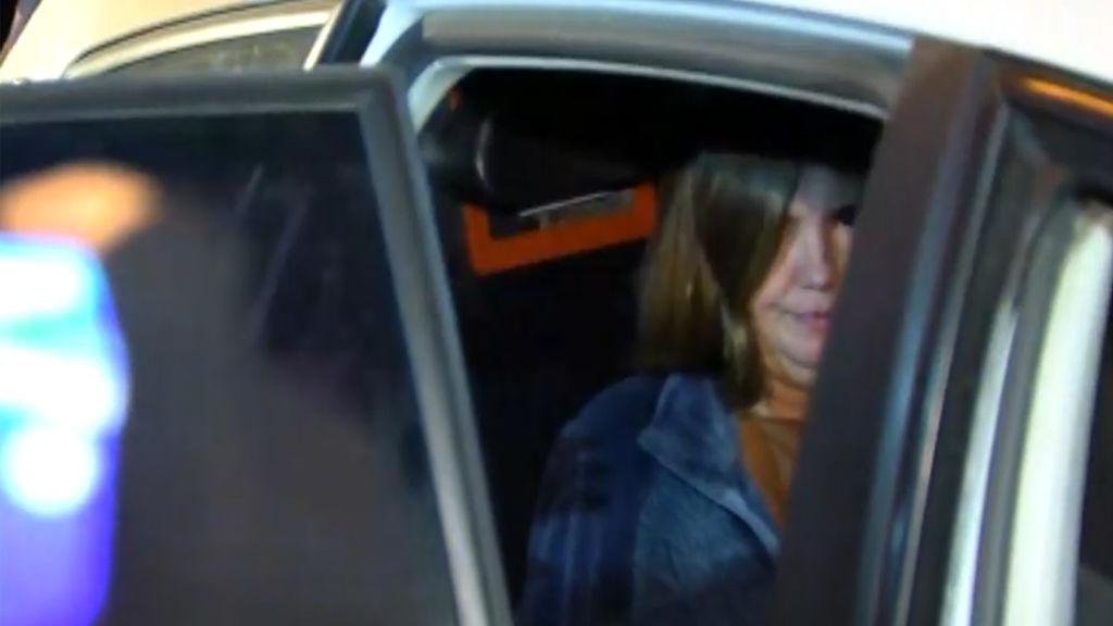 La mujer trasladada en un coche policial. Fuente: Telecinco