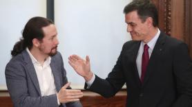 El presidente del Gobierno en funciones, Pedro Sánchez (dech.) y el secretario general de Podemos, Pablo Iglesias (izq), se dan la mano durante el acto de presentación del programa de Gobierno del PSOE y Unidas Podemos