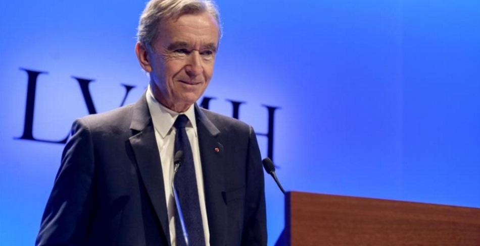 Bernard Arnault (Roubaix, Francia, 1949) estudió Ingeniería y controla la mitad del capital de Louis Vuitton Moët Hennessy (Louis Vuitton, TAG Heuer, Loewe, Christian Dior o el champán Dom Pérignon)