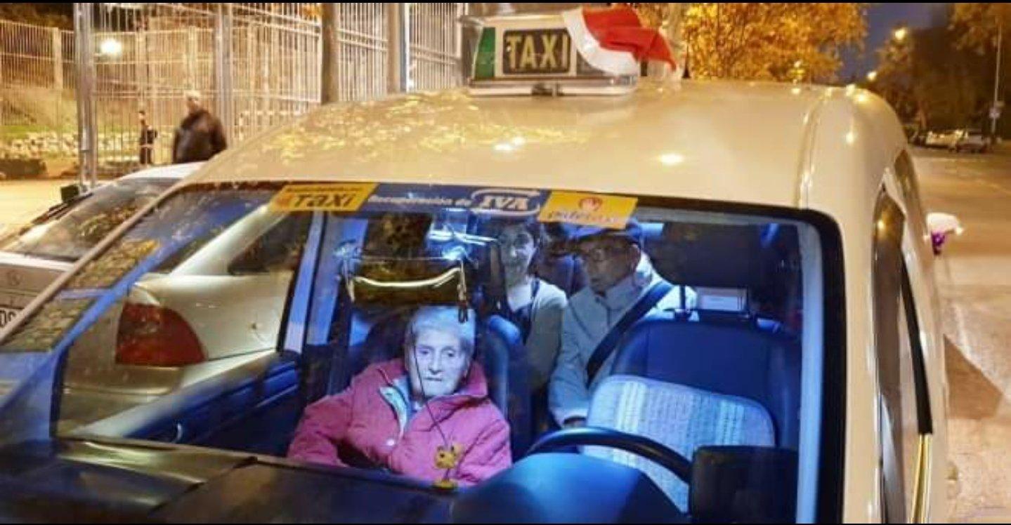 Mayores disfrutando del recorrido promovido por taxistas solidarios en Madrid. Twitter