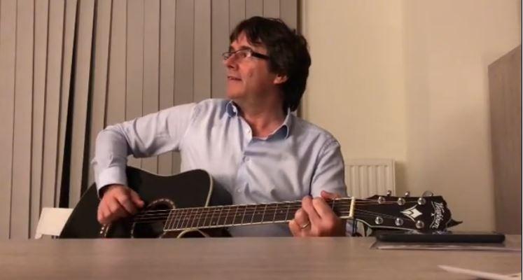 Carles Puigdemont felicita el año nuevo cantando a John Denver