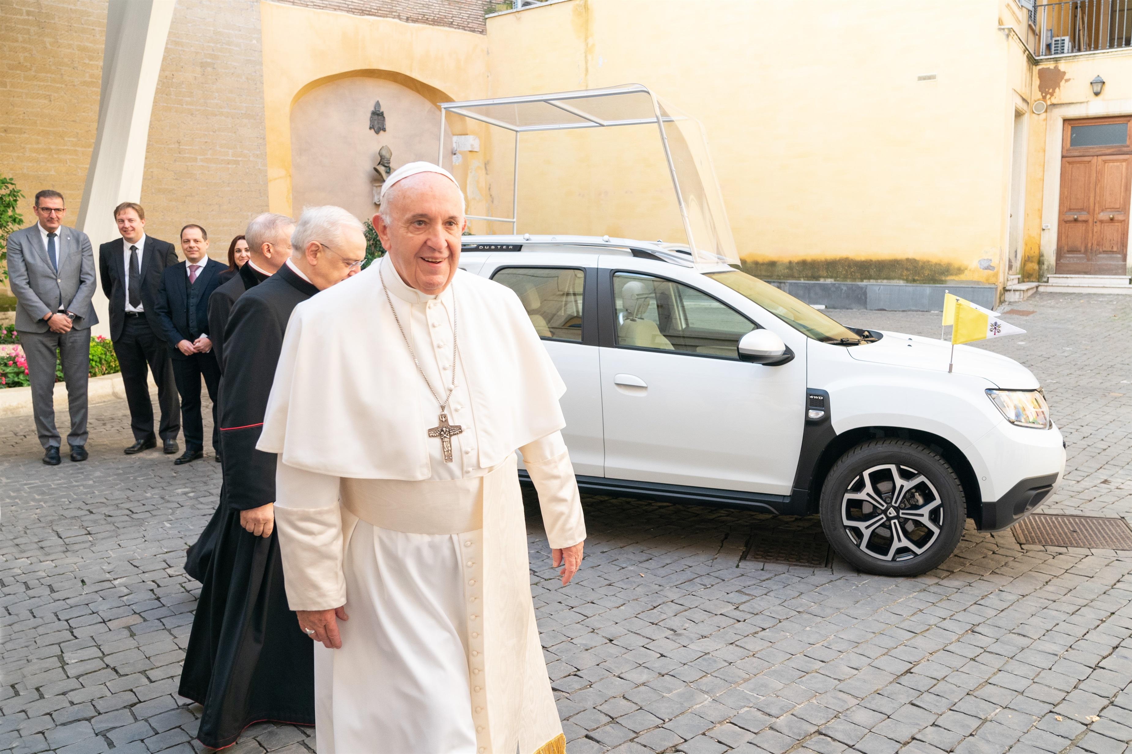 El Papa Francisco junto al nuevo 'Papamóvil' un Dacia Duster 